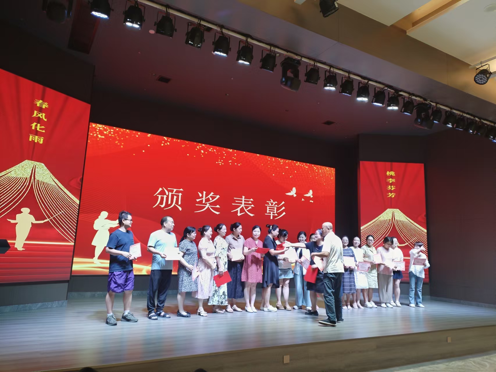 9月10日，曙光学校教师节文艺晚会在乐鱼体育·LEYU(中国)官方网站
溢香园酒店举办